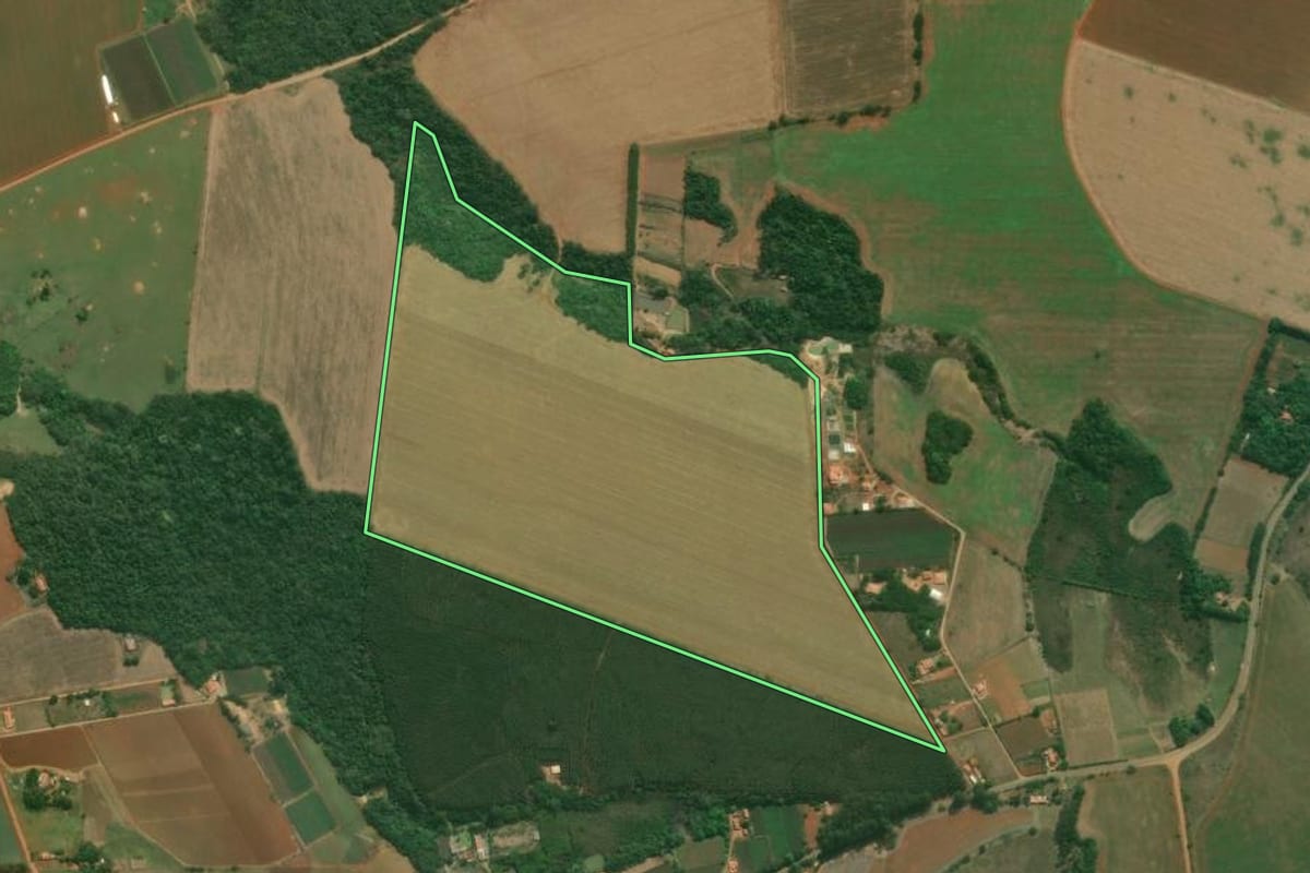 Imagem de satélite do imóvel rural em Pilar do Sul (SP), com o contorno declarado no CAR desenhado por cima.