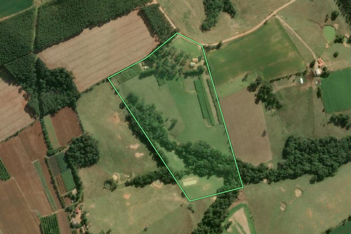 Imagem de satélite do imóvel rural em Pilar do Sul (SP), com o contorno declarado no CAR desenhado por cima.
