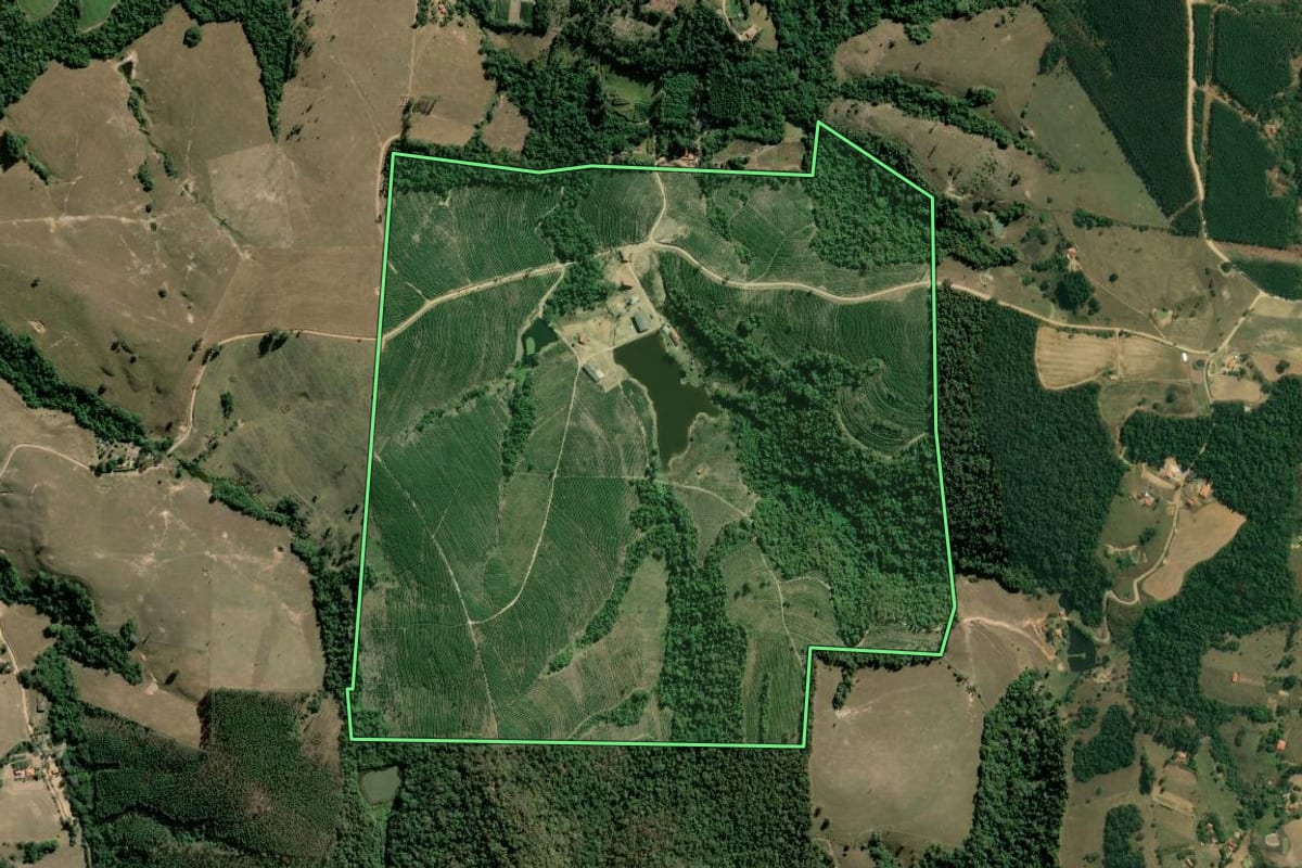 Imagem de satélite do imóvel rural em Pilar do Sul (SP), com o contorno declarado no CAR desenhado por cima.