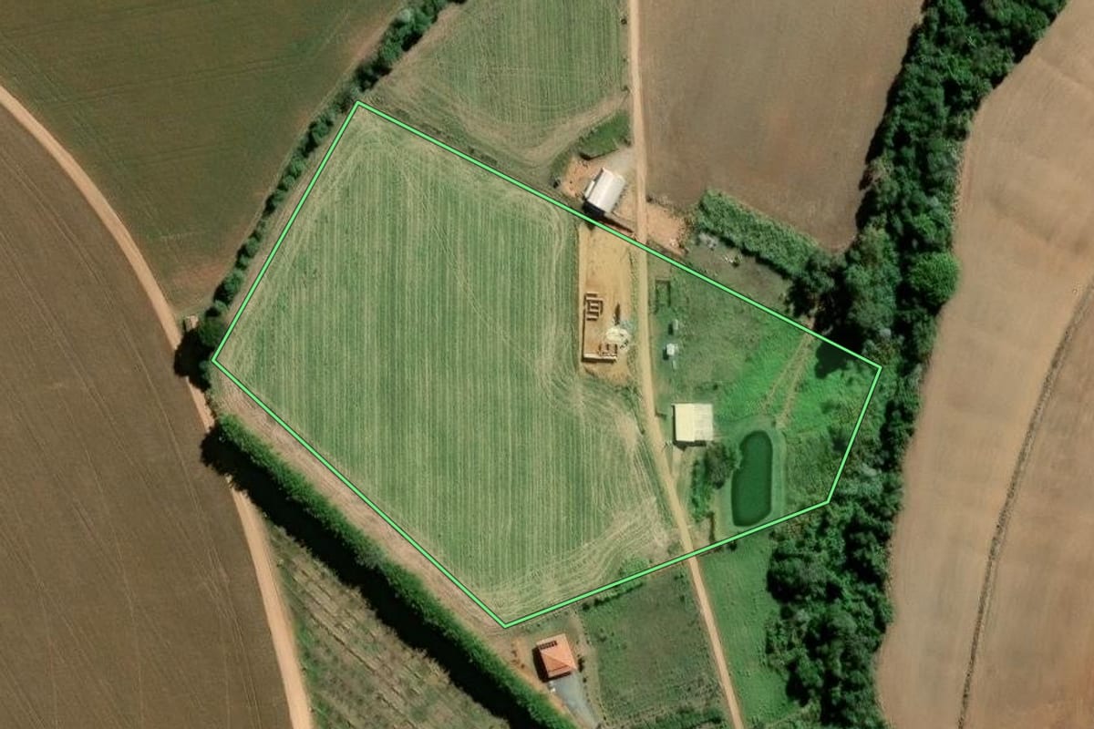 Imagem de satélite do imóvel rural em Pilar do Sul (SP), com o contorno declarado no CAR desenhado por cima.