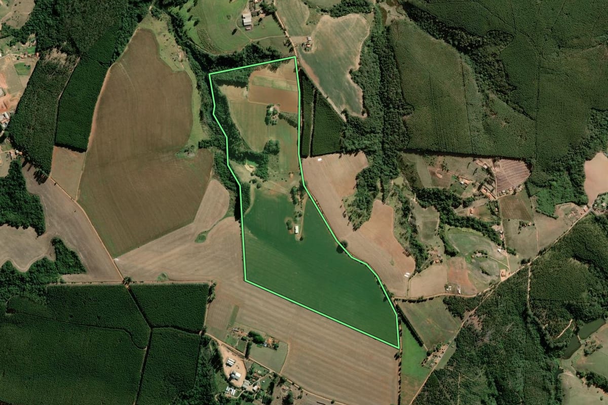 Imagem de satélite do imóvel rural em Pilar do Sul (SP), com o contorno declarado no CAR desenhado por cima.