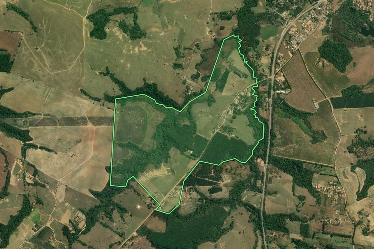 Imagem de satélite do imóvel rural em Pilar do Sul (SP), com o contorno declarado no CAR desenhado por cima.