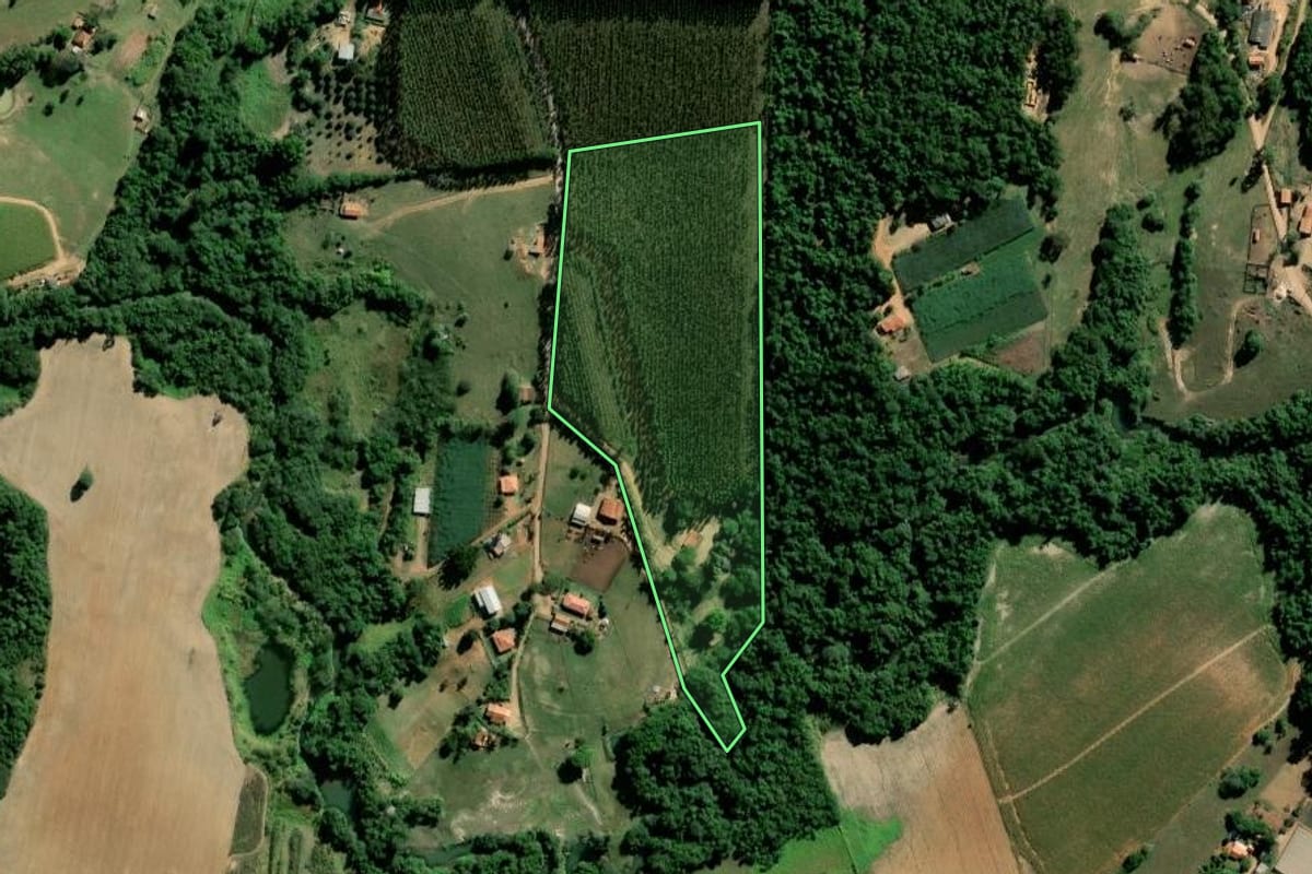 Imagem de satélite do imóvel rural em Pilar do Sul (SP), com o contorno declarado no CAR desenhado por cima.