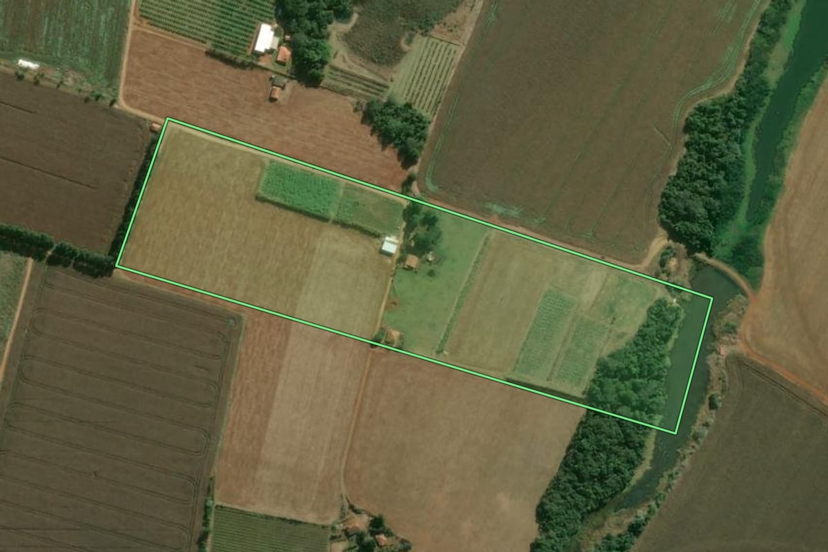Imagem de satélite do imóvel rural em Pilar do Sul (SP), com o contorno declarado no CAR desenhado por cima.