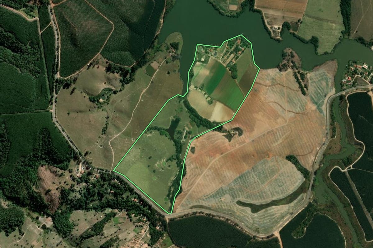 Imagem de satélite do imóvel rural em Pilar do Sul (SP), com o contorno declarado no CAR desenhado por cima.