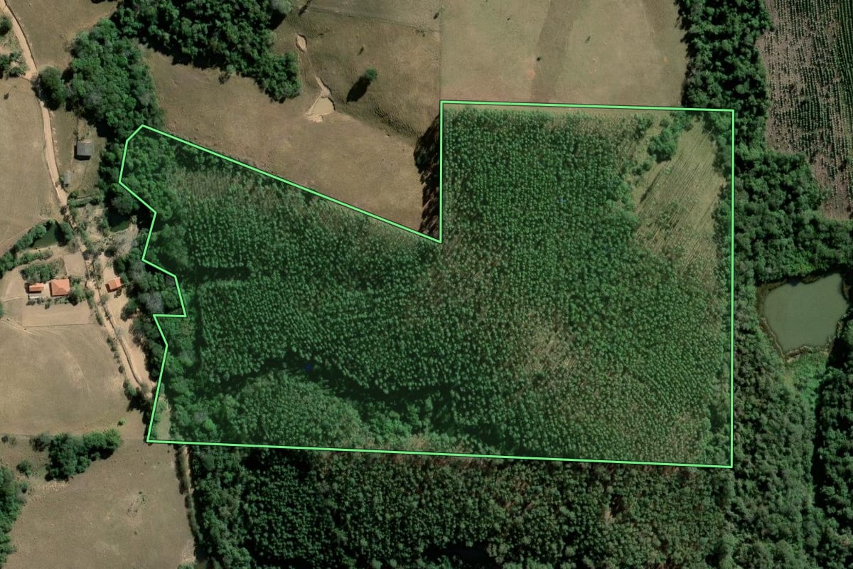 Imagem de satélite do imóvel rural em Pilar do Sul (SP), com o contorno declarado no CAR desenhado por cima.