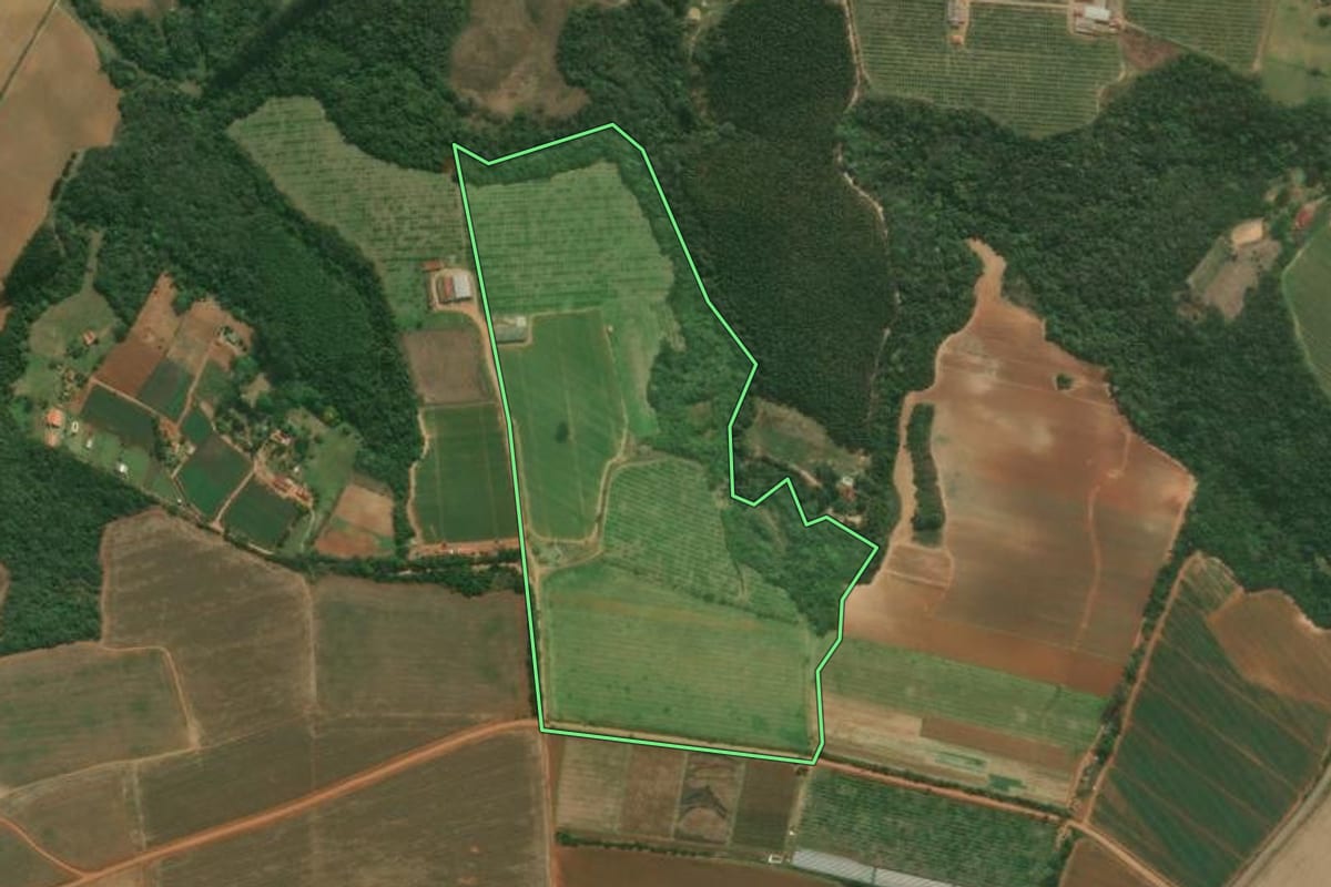 Imagem de satélite do imóvel rural em Pilar do Sul (SP), com o contorno declarado no CAR desenhado por cima.