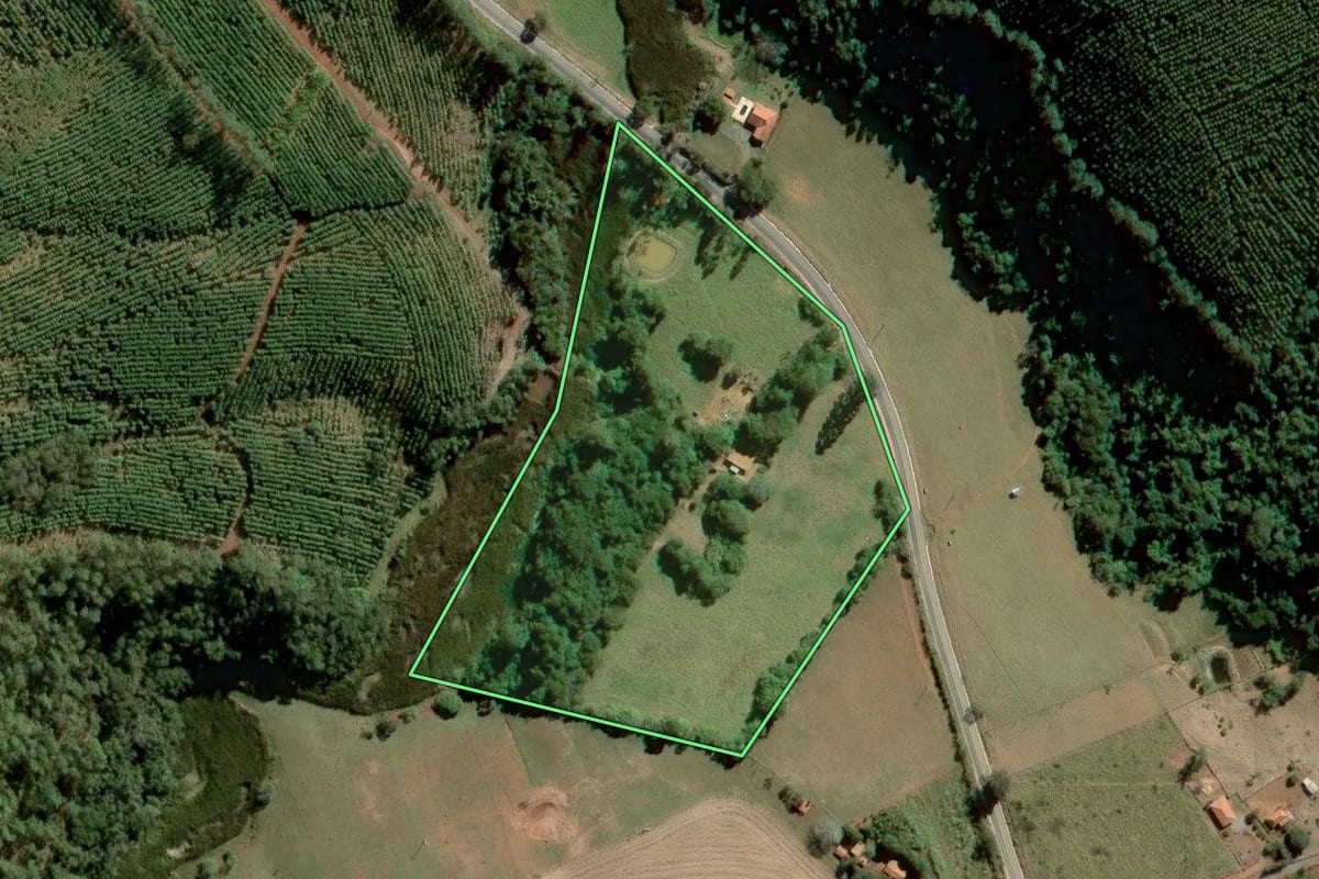 Imagem de satélite do imóvel rural em Pilar do Sul (SP), com o contorno declarado no CAR desenhado por cima.