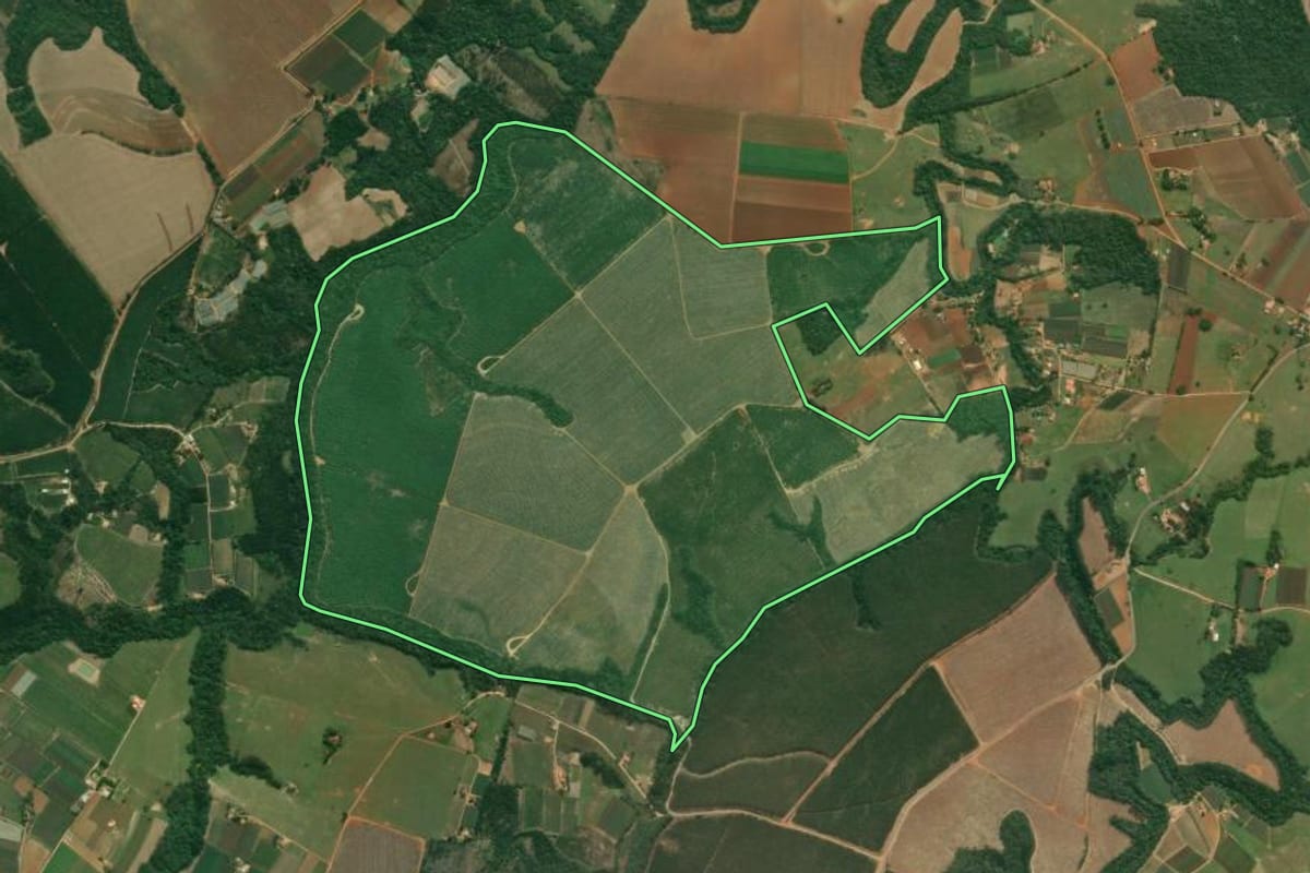Imagem de satélite do imóvel rural em Pilar do Sul (SP), com o contorno declarado no CAR desenhado por cima.