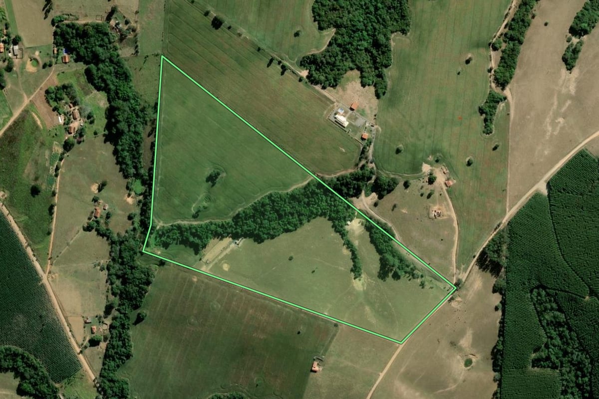 Imagem de satélite do imóvel rural em Pilar do Sul (SP), com o contorno declarado no CAR desenhado por cima.