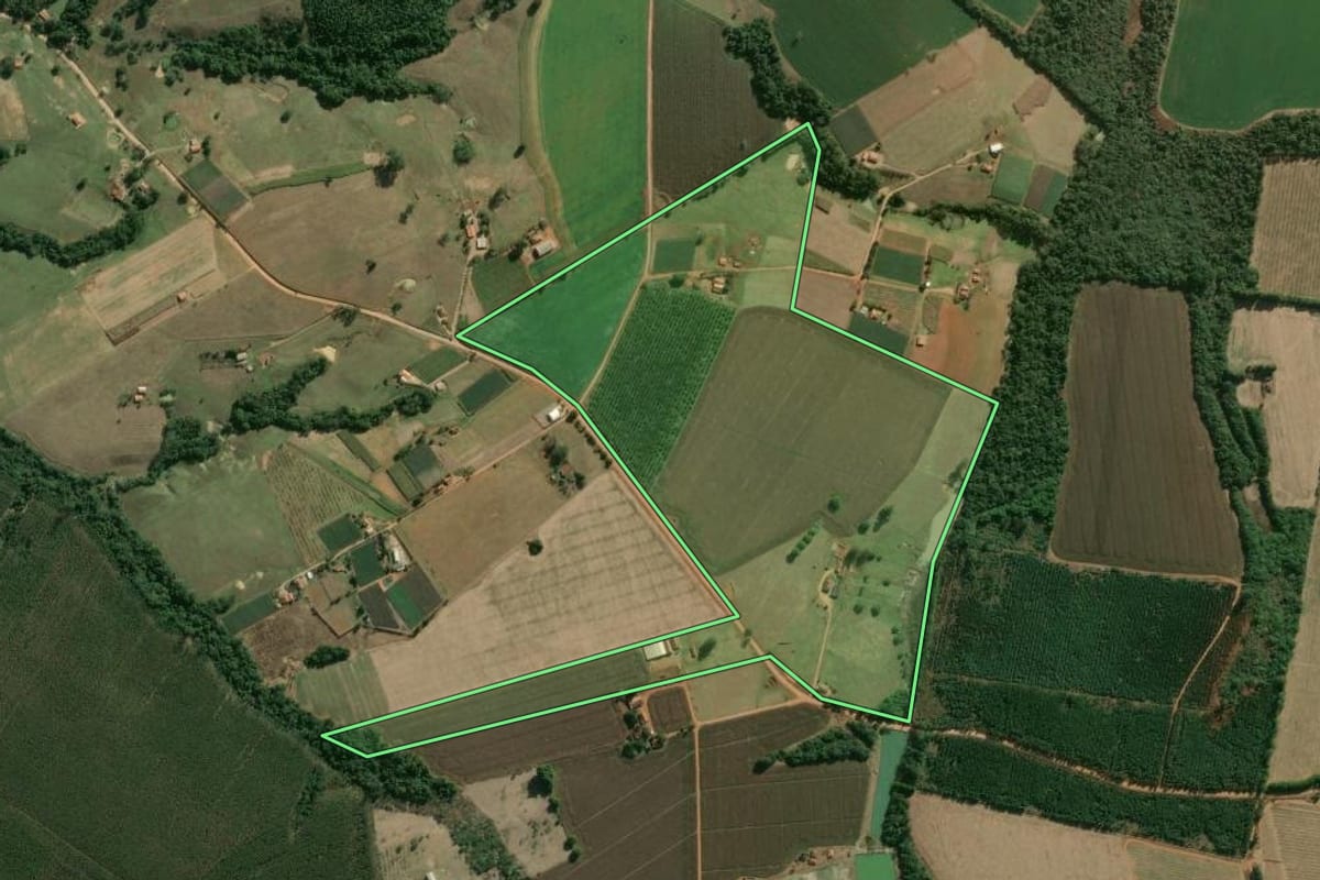 Imagem de satélite do imóvel rural em Pilar do Sul (SP), com o contorno declarado no CAR desenhado por cima.