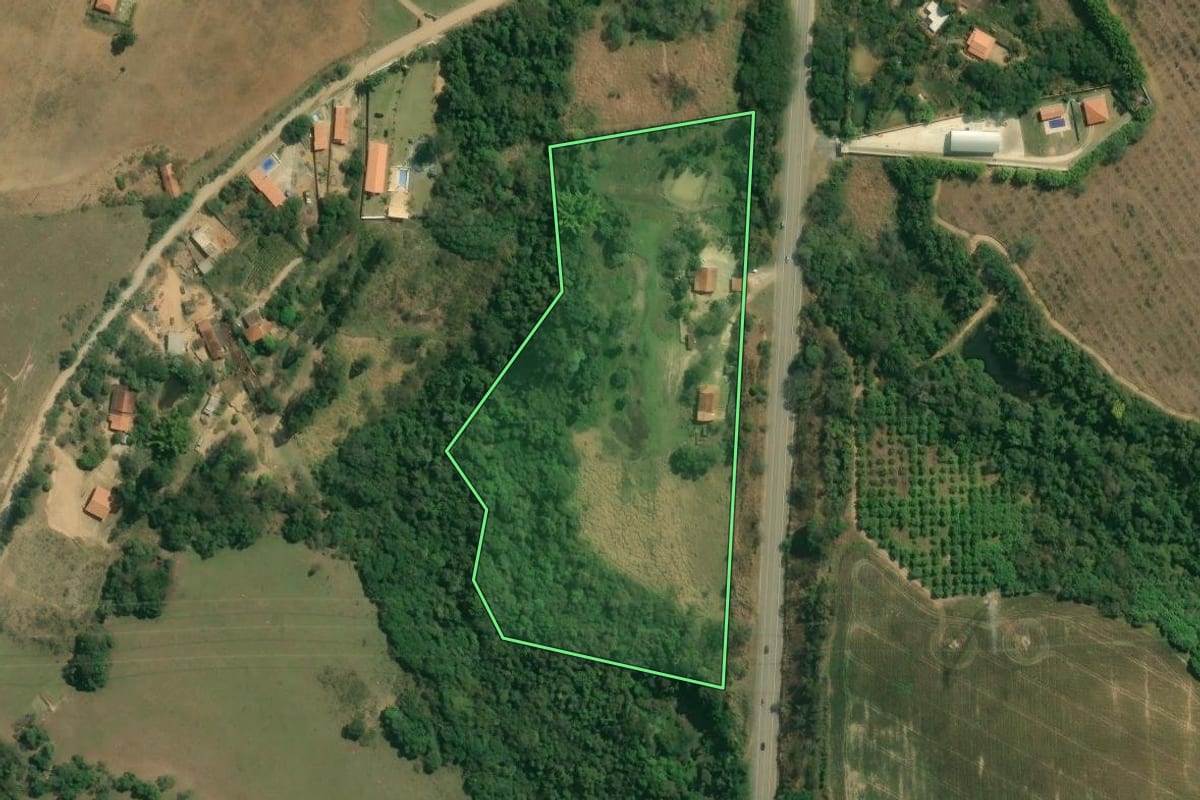 Imagem de satélite do imóvel rural em Pilar do Sul (SP), com o contorno declarado no CAR desenhado por cima.