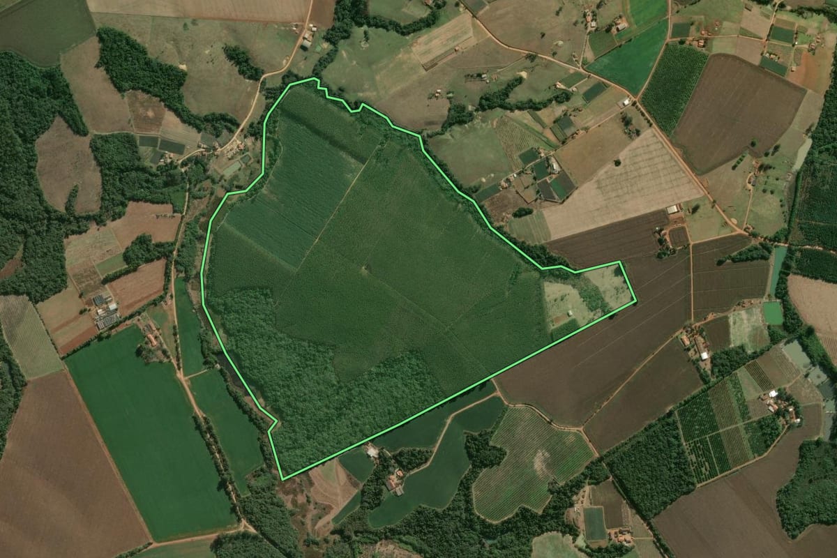 Imagem de satélite do imóvel rural em Pilar do Sul (SP), com o contorno declarado no CAR desenhado por cima.