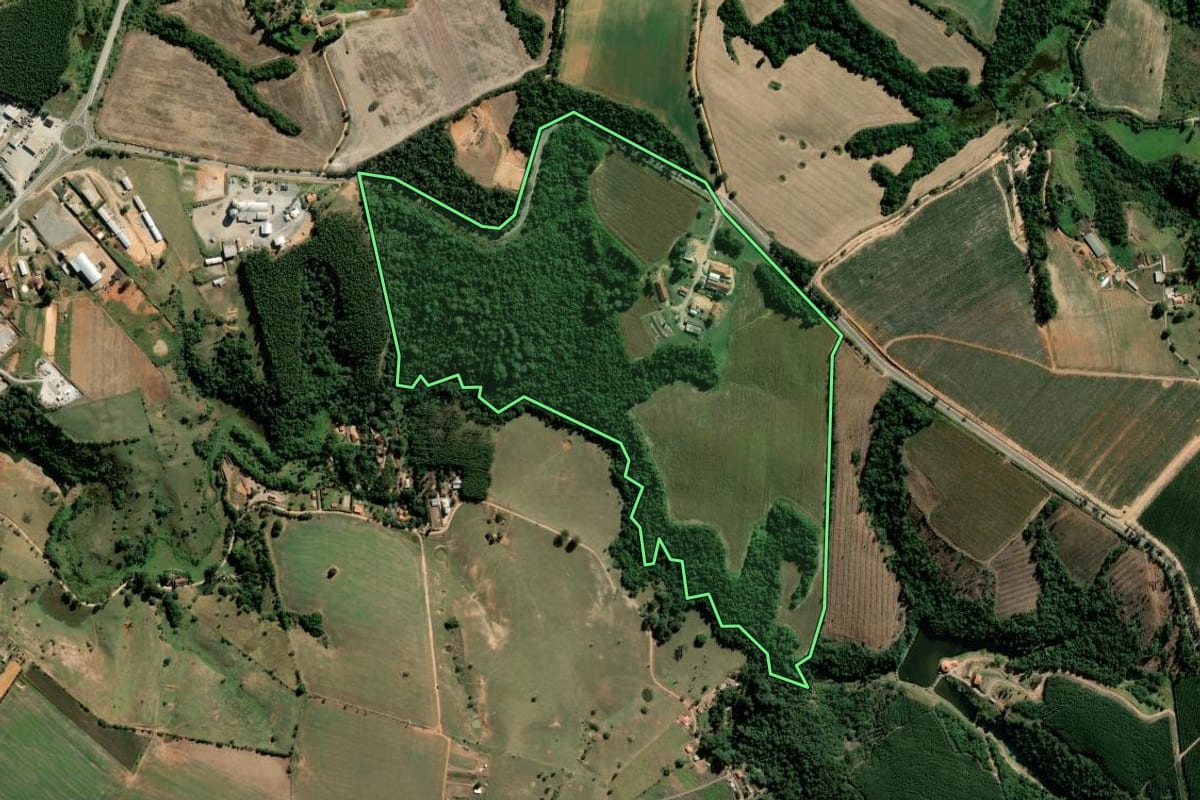 Imagem de satélite do imóvel rural em Pilar do Sul (SP), com o contorno declarado no CAR desenhado por cima.