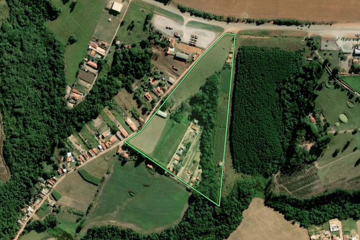 Imagem de satélite do imóvel rural em Pilar do Sul (SP), com o contorno declarado no CAR desenhado por cima.