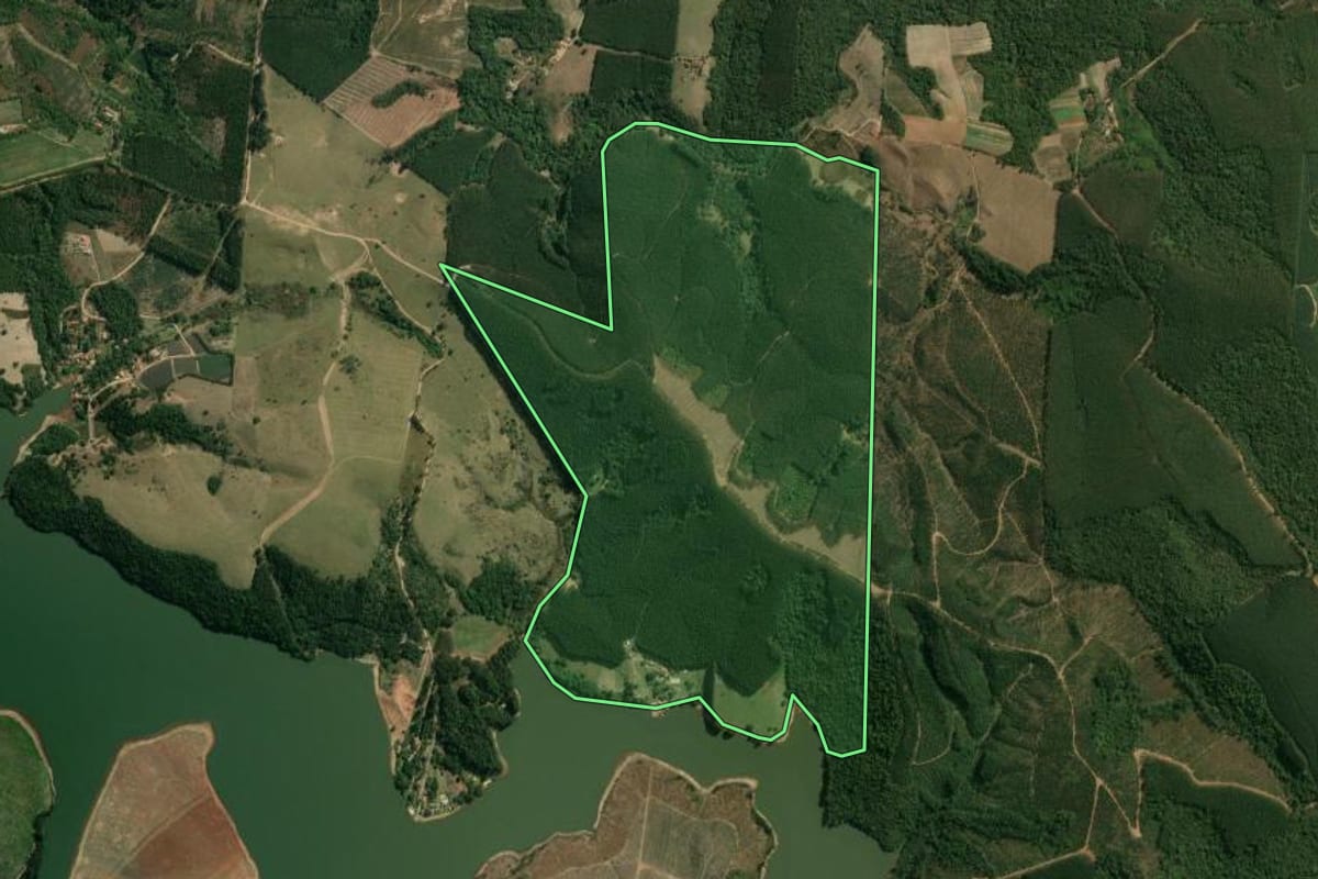 Imagem de satélite do imóvel rural em Pilar do Sul (SP), com o contorno declarado no CAR desenhado por cima.