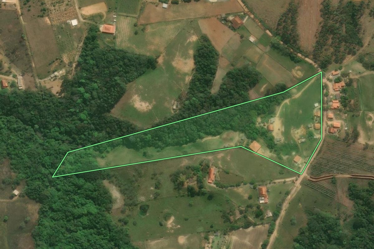 Imagem de satélite do imóvel rural em Pilar do Sul (SP), com o contorno declarado no CAR desenhado por cima.