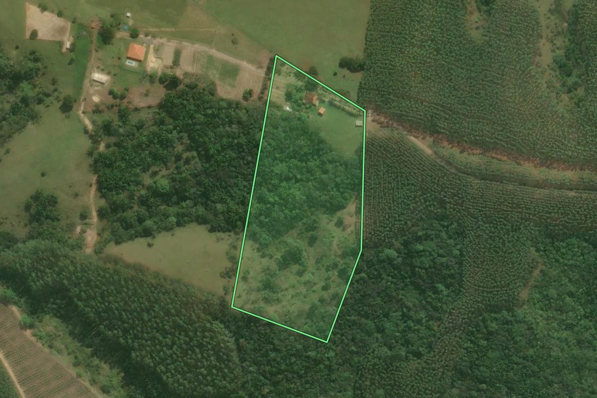 Imagem de satélite do imóvel rural em Pilar do Sul (SP), com o contorno declarado no CAR desenhado por cima.