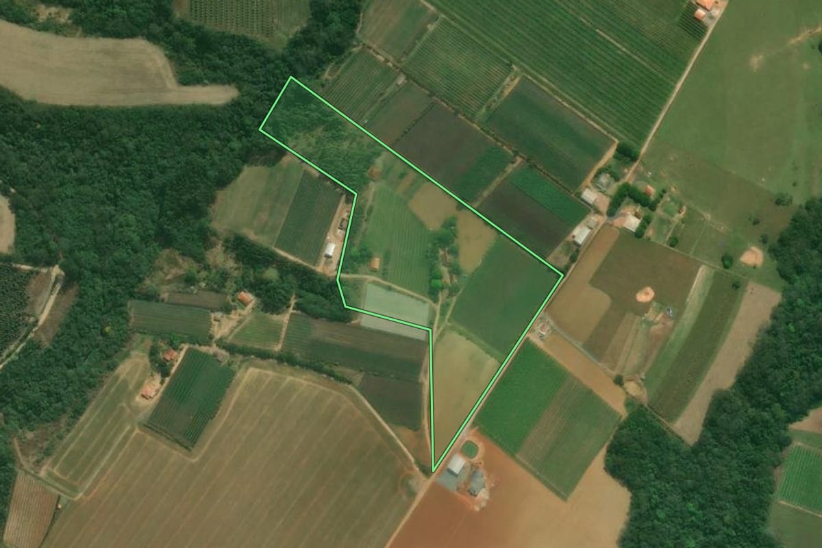 Imagem de satélite do imóvel rural em Pilar do Sul (SP), com o contorno declarado no CAR desenhado por cima.