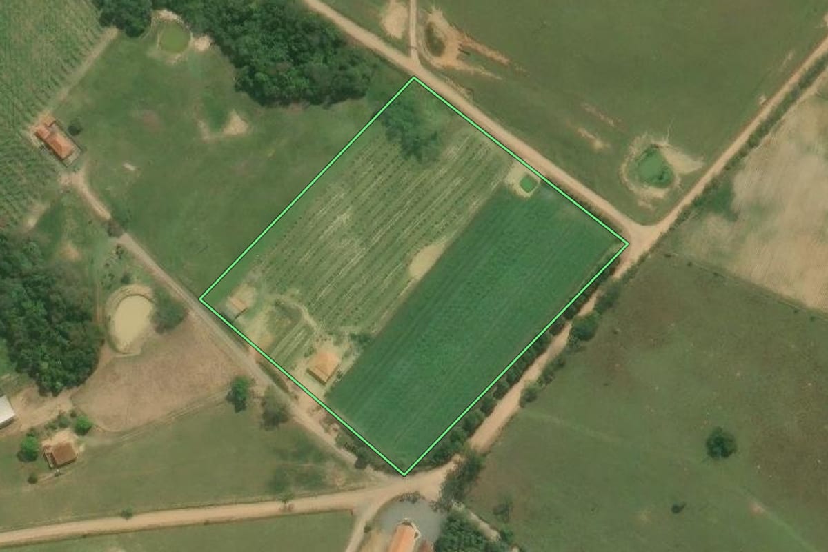 Imagem de satélite do imóvel rural em Pilar do Sul (SP), com o contorno declarado no CAR desenhado por cima.