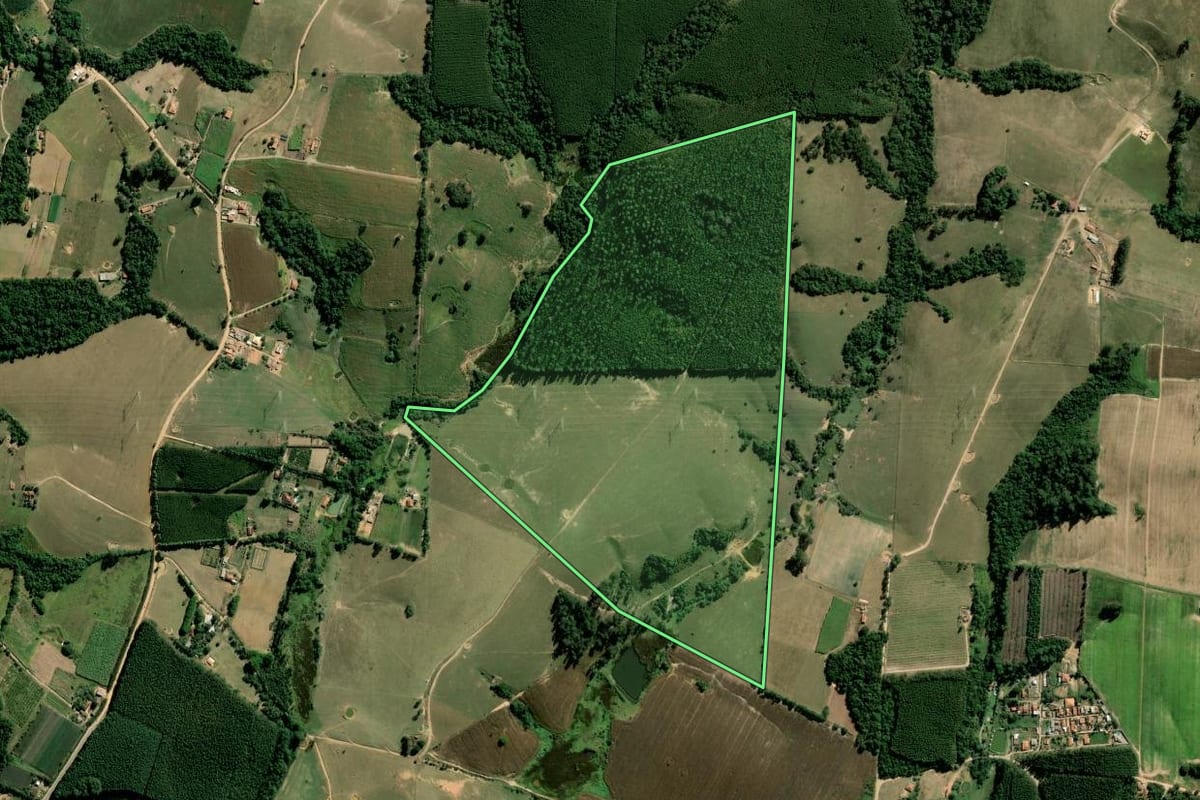 Imagem de satélite do imóvel rural em Pilar do Sul (SP), com o contorno declarado no CAR desenhado por cima.