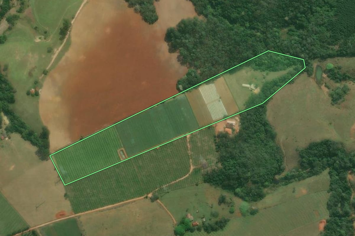 Imagem de satélite do imóvel rural em Pilar do Sul (SP), com o contorno declarado no CAR desenhado por cima.