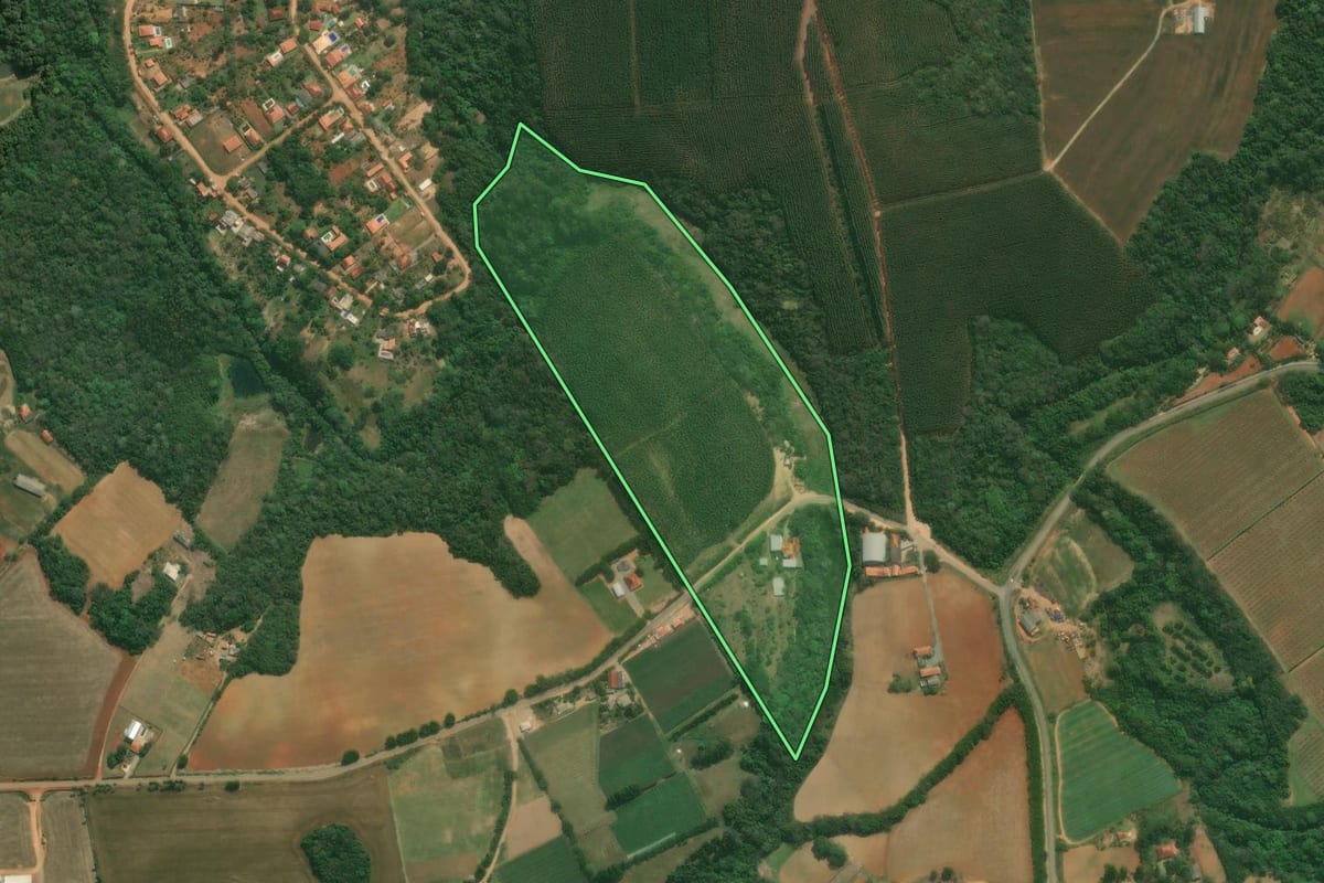Imagem de satélite do imóvel rural em Pilar do Sul (SP), com o contorno declarado no CAR desenhado por cima.
