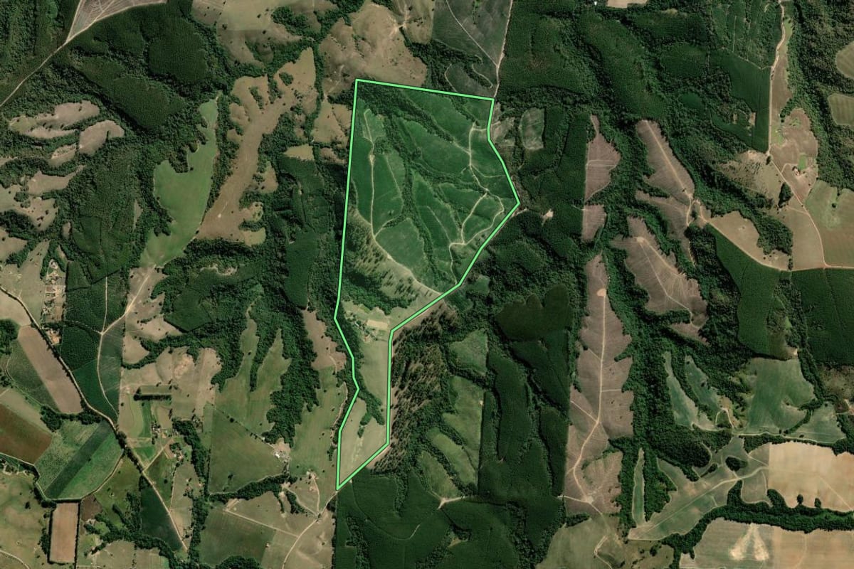 Imagem de satélite do imóvel rural em Pilar do Sul (SP), com o contorno declarado no CAR desenhado por cima.