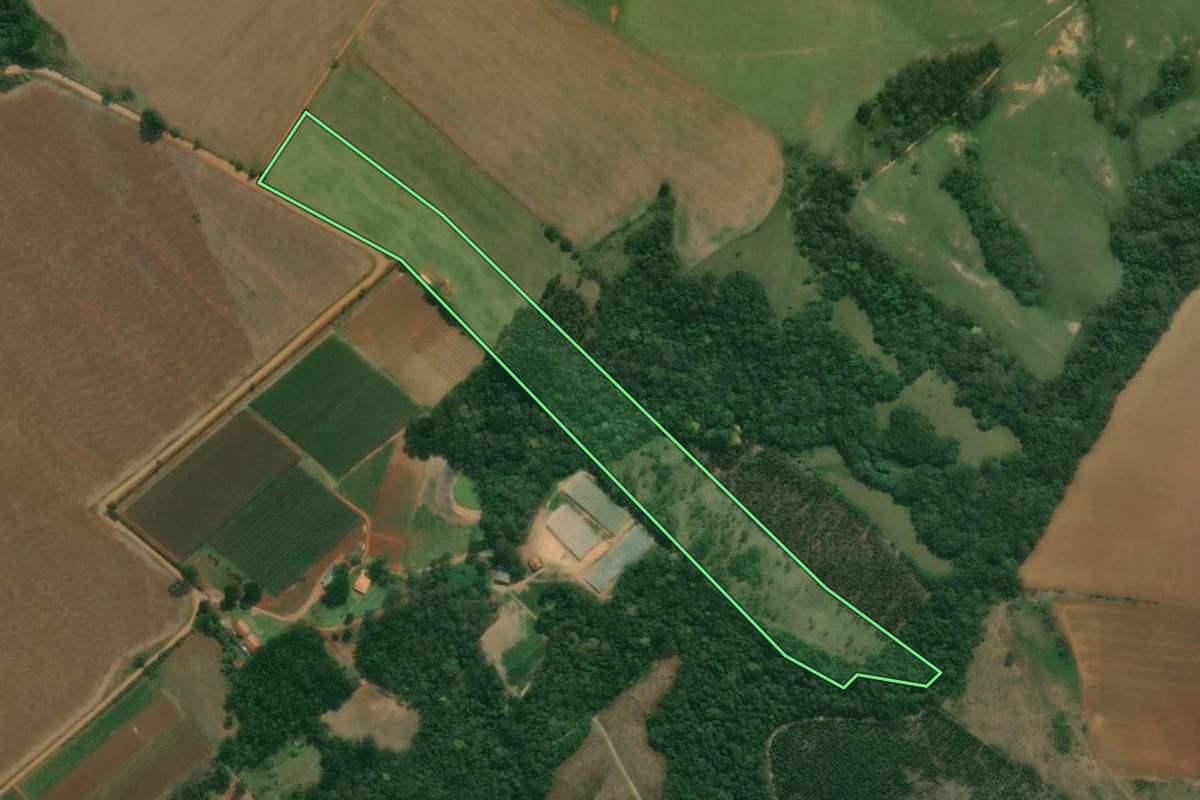 Imagem de satélite do imóvel rural em Pilar do Sul (SP), com o contorno declarado no CAR desenhado por cima.