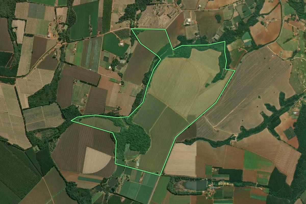 Imagem de satélite do imóvel rural em Pilar do Sul (SP), com o contorno declarado no CAR desenhado por cima.
