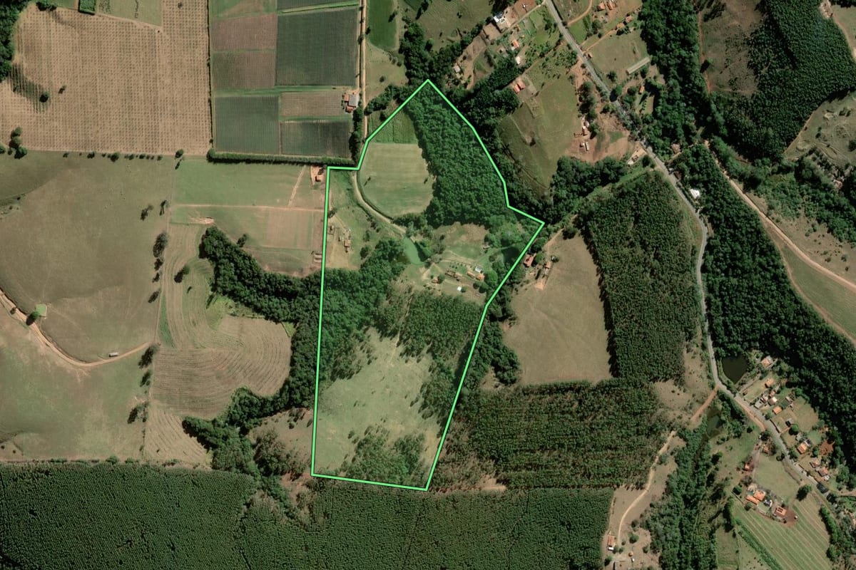 Imagem de satélite do imóvel rural em Pilar do Sul (SP), com o contorno declarado no CAR desenhado por cima.