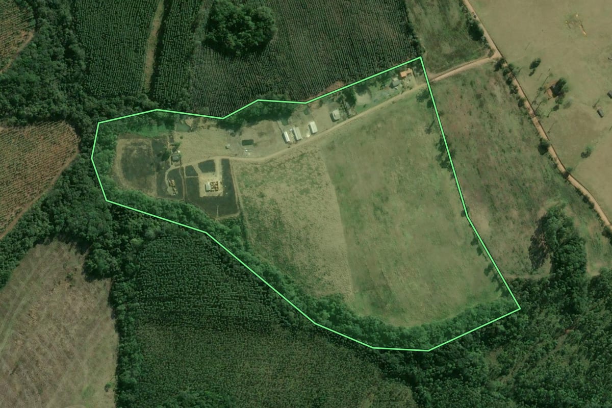 Imagem de satélite do imóvel rural em Pilar do Sul (SP), com o contorno declarado no CAR desenhado por cima.
