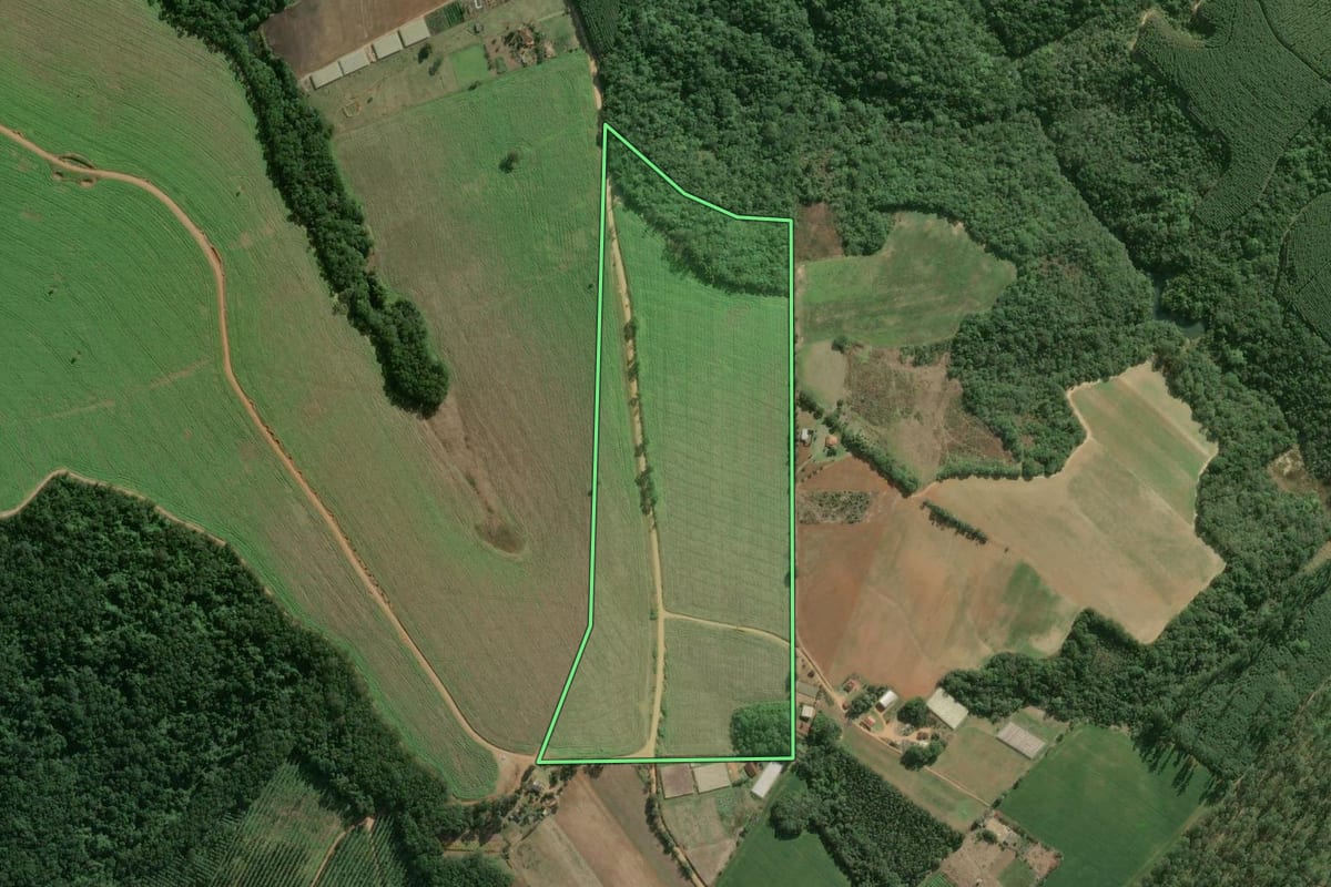 Imagem de satélite do imóvel rural em Pilar do Sul (SP), com o contorno declarado no CAR desenhado por cima.