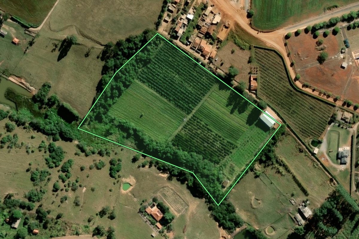 Imagem de satélite do imóvel rural em Pilar do Sul (SP), com o contorno declarado no CAR desenhado por cima.