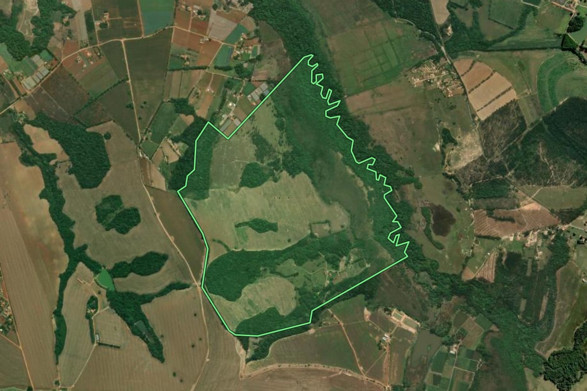 Imagem de satélite do imóvel rural em Pilar do Sul (SP), com o contorno declarado no CAR desenhado por cima.