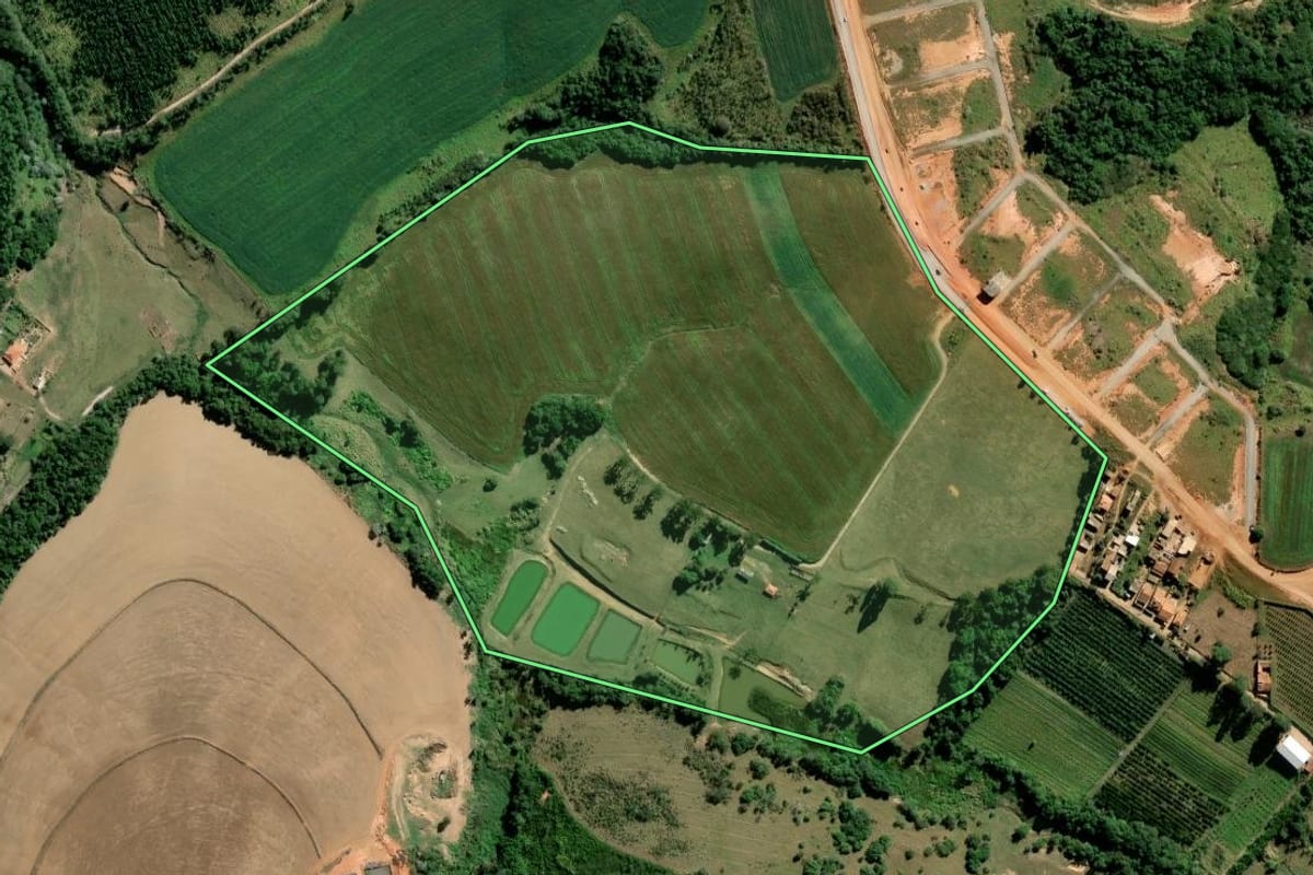 Imagem de satélite do imóvel rural em Pilar do Sul (SP), com o contorno declarado no CAR desenhado por cima.