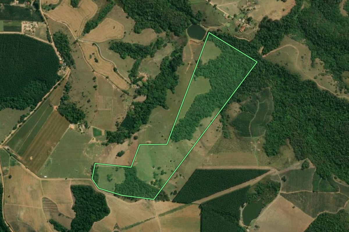Imagem de satélite do imóvel rural em Pilar do Sul (SP), com o contorno declarado no CAR desenhado por cima.