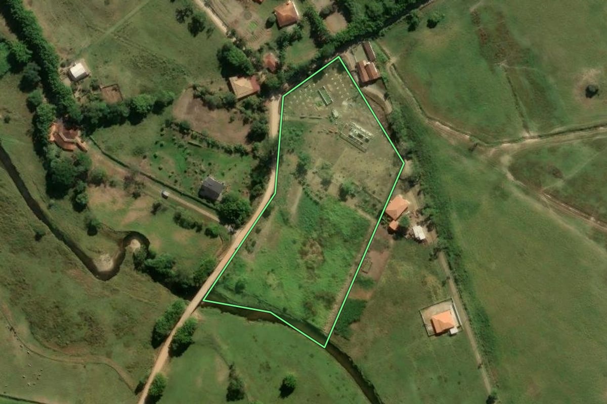 Imagem de satélite do imóvel rural em Pindamonhangaba (SP), com o contorno declarado no CAR desenhado por cima.