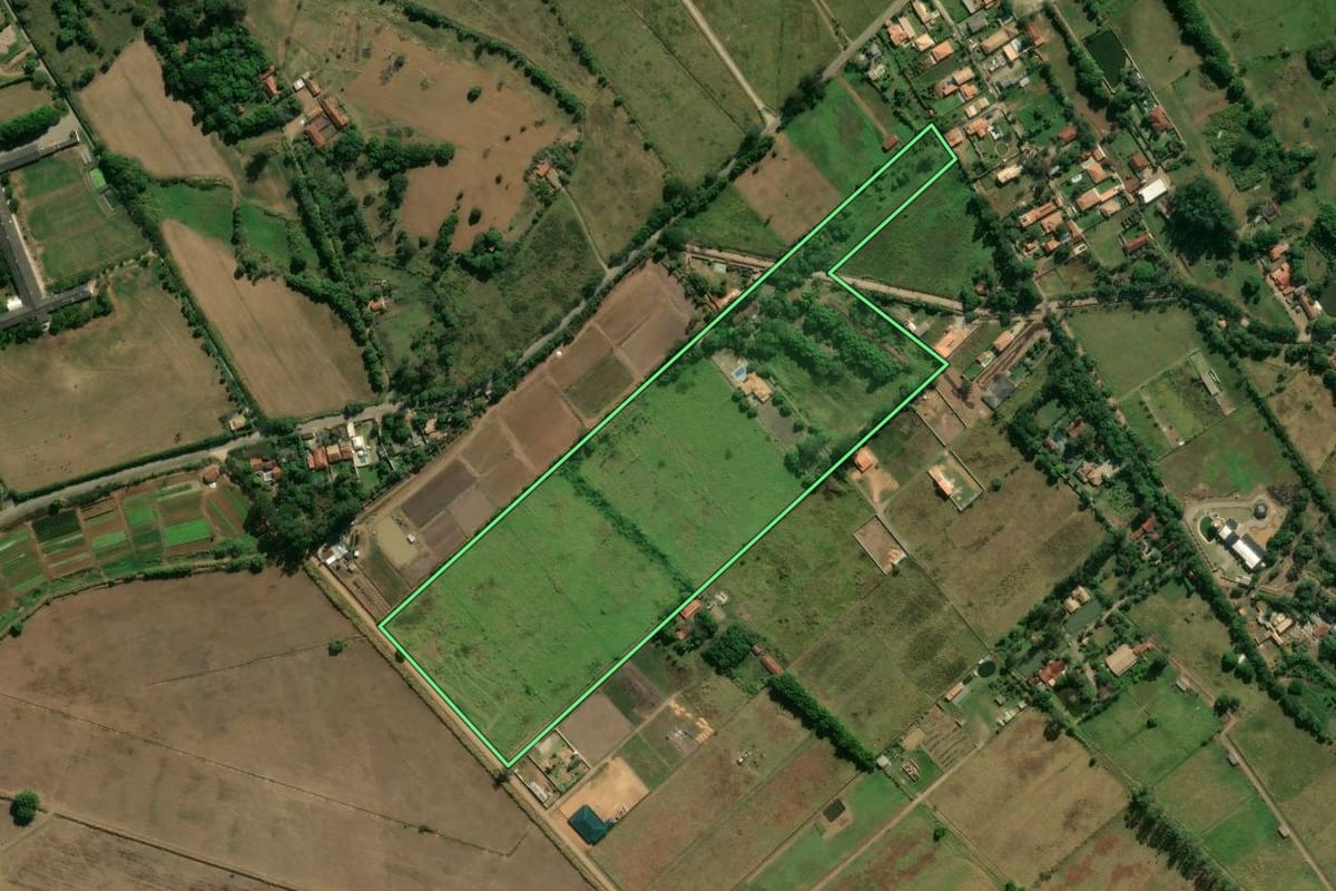 Imagem de satélite do imóvel rural em Pindamonhangaba (SP), com o contorno declarado no CAR desenhado por cima.