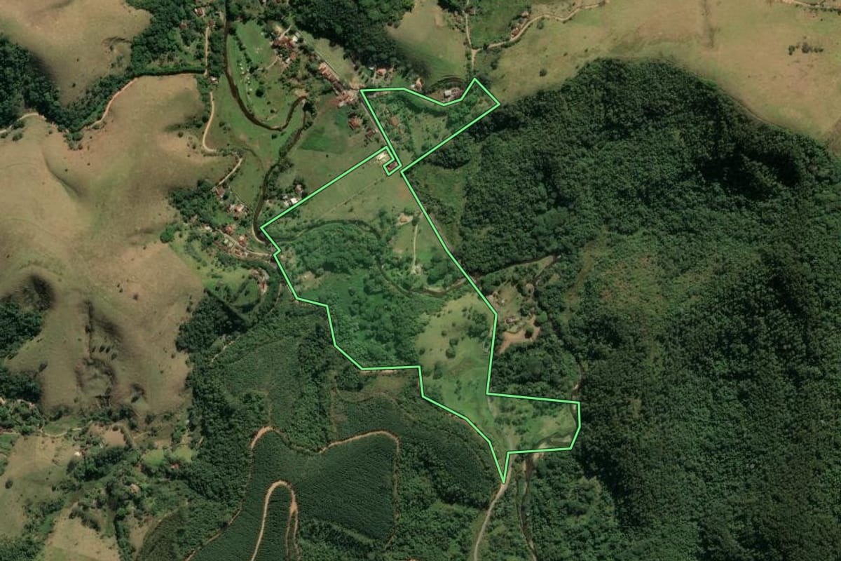 Imagem de satélite do imóvel rural em Pindamonhangaba (SP), com o contorno declarado no CAR desenhado por cima.