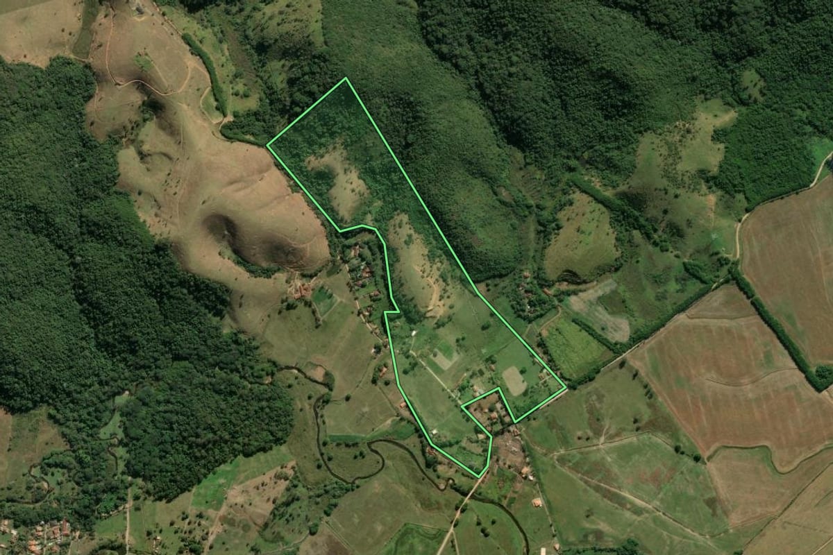 Imagem de satélite do imóvel rural em Pindamonhangaba (SP), com o contorno declarado no CAR desenhado por cima.