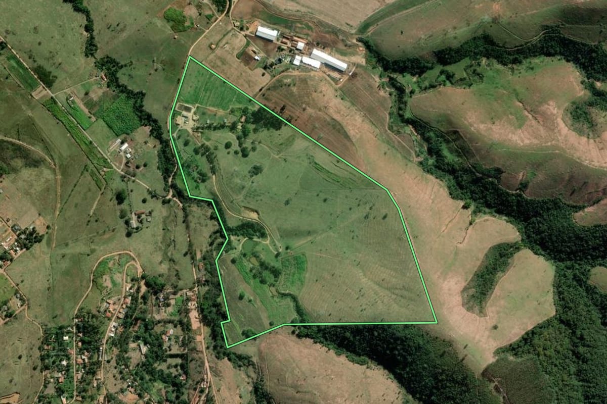 Imagem de satélite do imóvel rural em Pindamonhangaba (SP), com o contorno declarado no CAR desenhado por cima.
