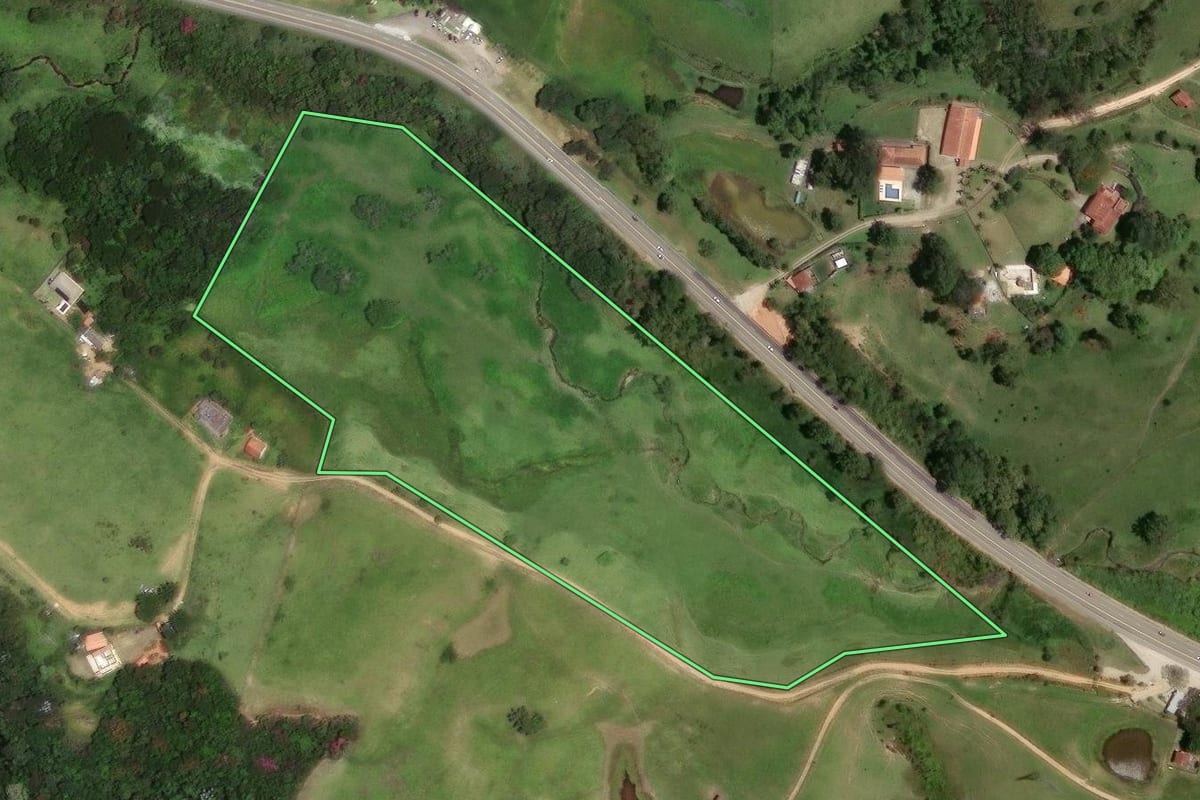 Imagem de satélite do imóvel rural em Pindamonhangaba (SP), com o contorno declarado no CAR desenhado por cima.