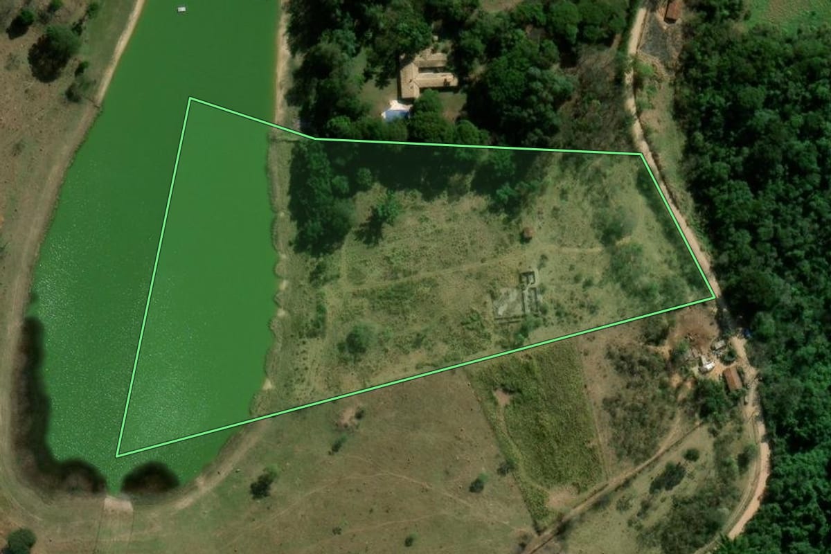 Imagem de satélite do imóvel rural em Pindamonhangaba (SP), com o contorno declarado no CAR desenhado por cima.