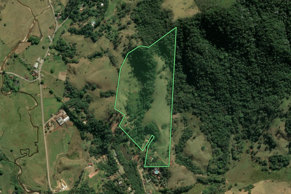 Imagem de satélite do imóvel rural em Pindamonhangaba (SP), com o contorno declarado no CAR desenhado por cima.
