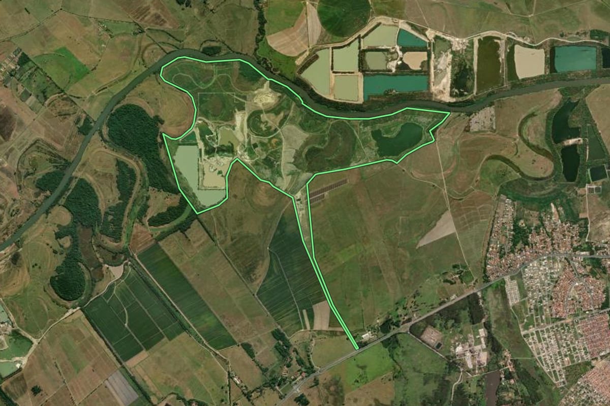 Imagem de satélite do imóvel rural em Pindamonhangaba (SP), com o contorno declarado no CAR desenhado por cima.