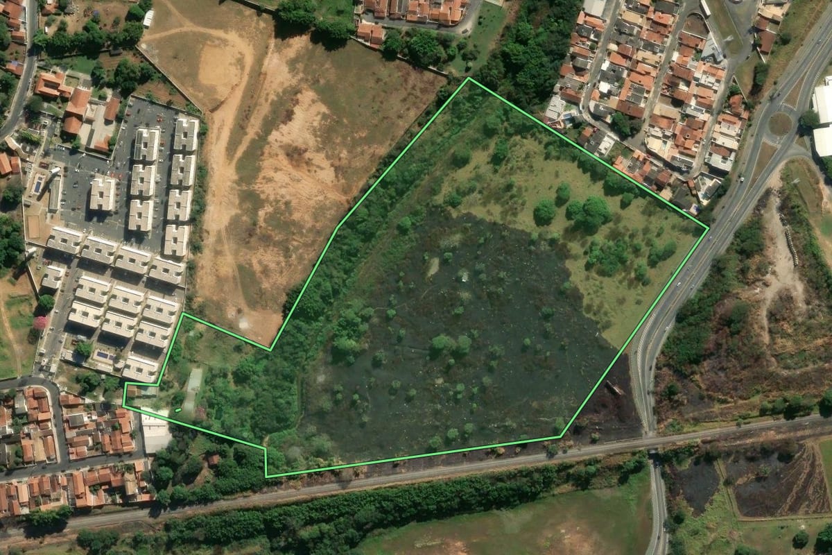 Imagem de satélite do imóvel rural em Pindamonhangaba (SP), com o contorno declarado no CAR desenhado por cima.