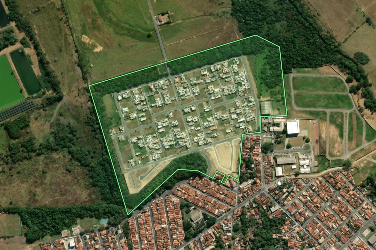 Imagem de satélite do imóvel rural em Pindamonhangaba (SP), com o contorno declarado no CAR desenhado por cima.