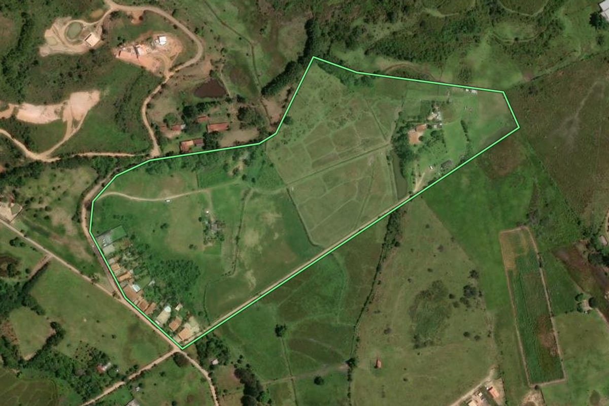 Imagem de satélite do imóvel rural em Pindamonhangaba (SP), com o contorno declarado no CAR desenhado por cima.