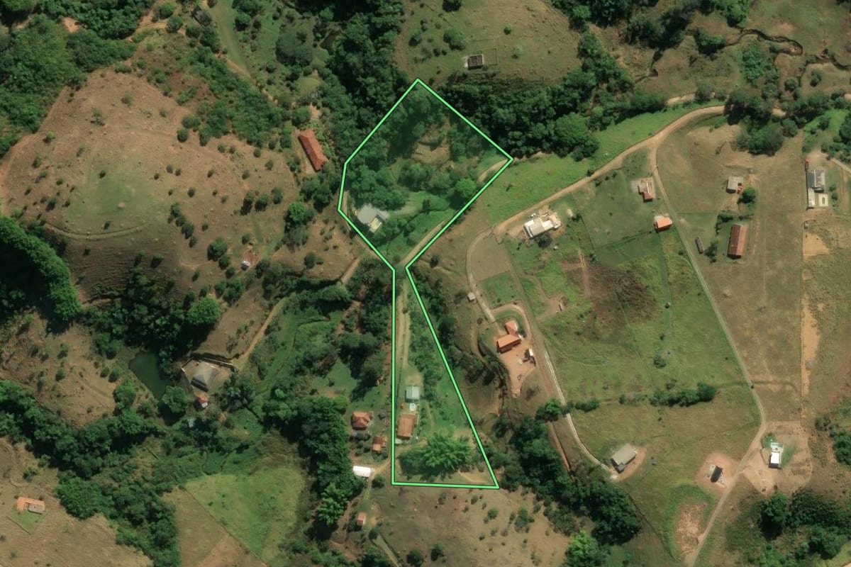 Imagem de satélite do imóvel rural em Pindamonhangaba (SP), com o contorno declarado no CAR desenhado por cima.